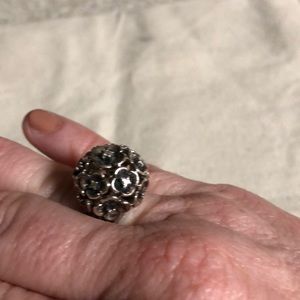 Flower ring with diamonds